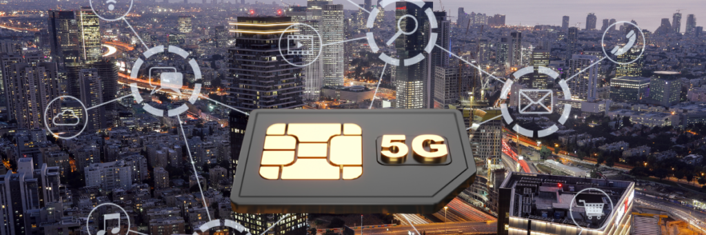Cenário urbano conectado com ícones 5G e SIM card 5G destacado