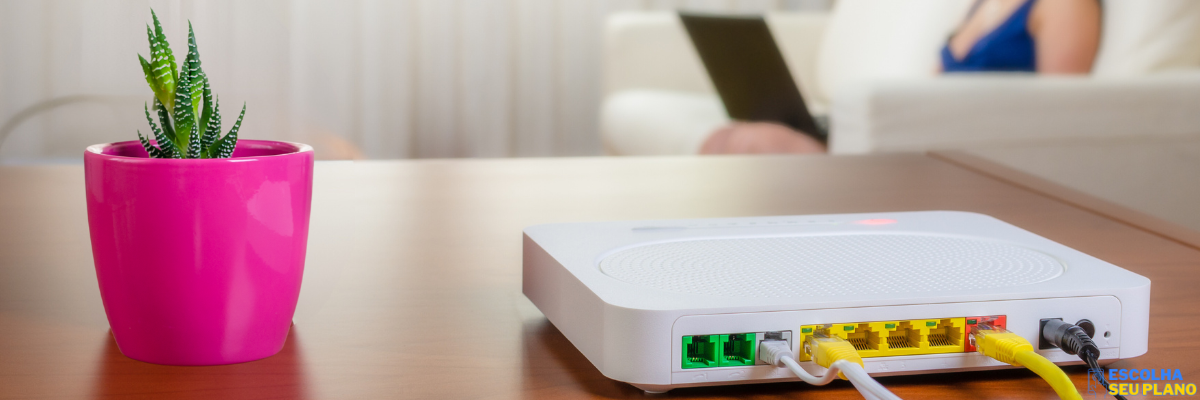 Roteador conectado à internet em uma mesa
